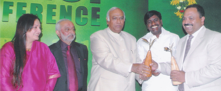 DGM Ranjit Kurien (right) receives the Golden Leaf Award from Mallikarjun kharge, Union labour and employment minister